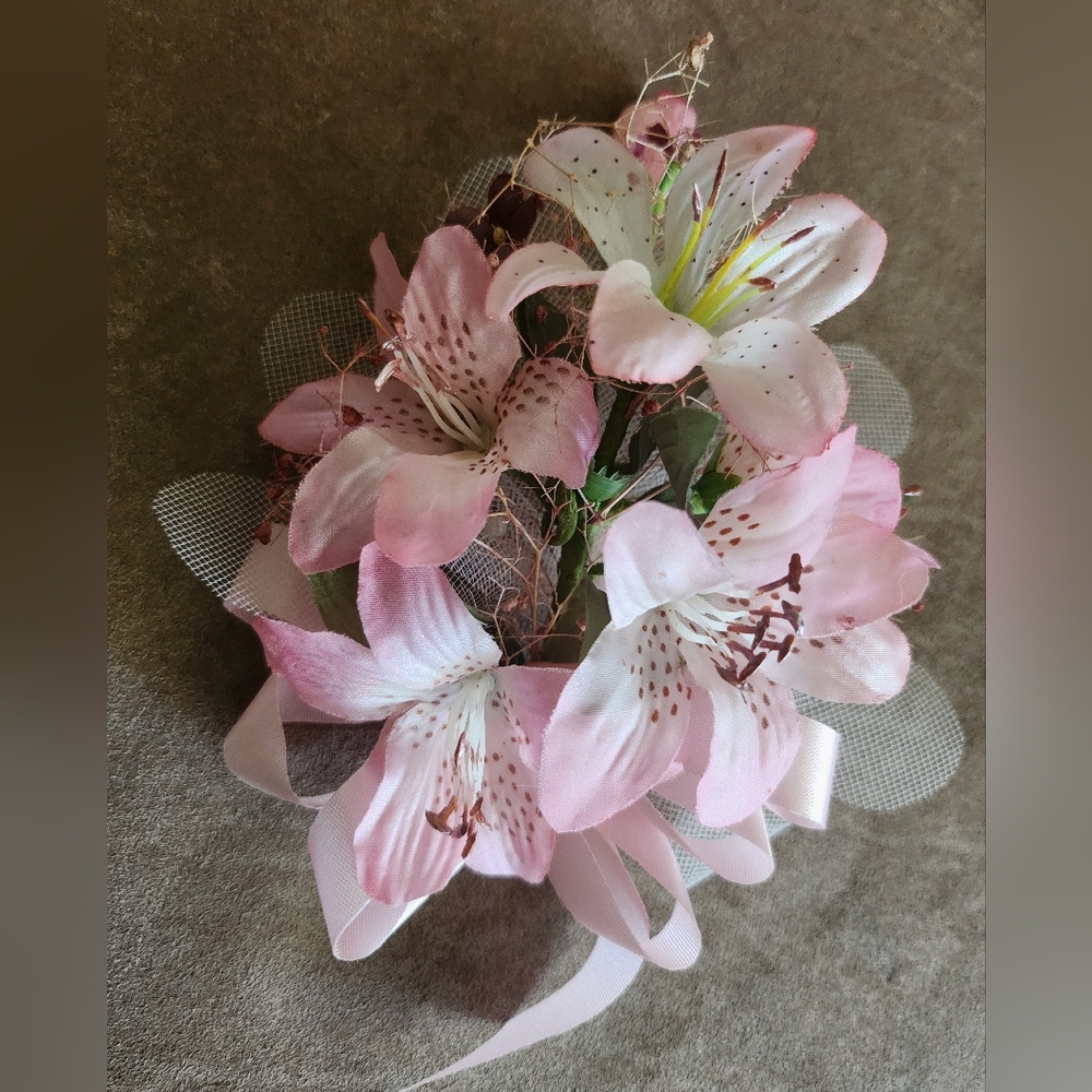 Wedding Lilly Pin